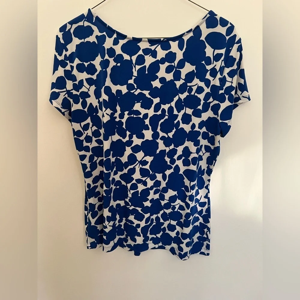 NEW YORK & COMPANY SIZE  LARGE 
Blue Floral Women's Top - Picture 2 of 5